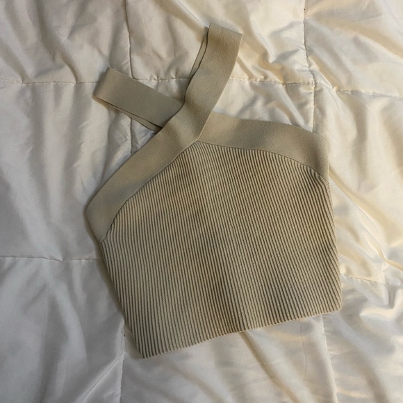 ARITZIA: Babaton Sculpt Knit Criss-Cross Crop Top 🤍 - Picture 1 of 4